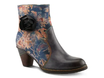 L'artiste Naima Bootie In Multi