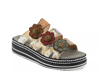 L'artiste Naomi Sandal In Multi