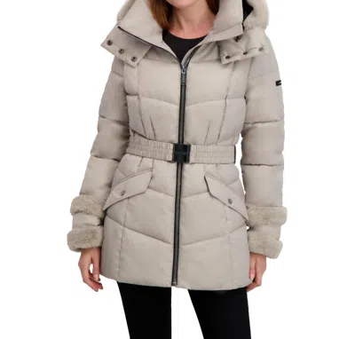 Laundry By Shelli Segal Stretch Quilted Puffer Coat With Faux Fur Trim Jacket In Opal Grey In Neutral