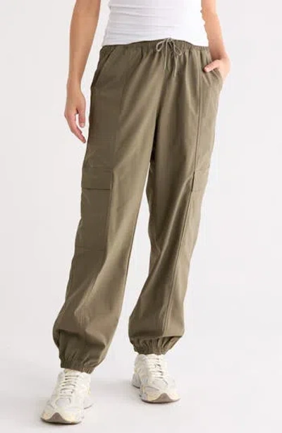 Layer 8 Explore Woven Pants In Leaf Xs