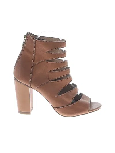 Pre-owned Le Chateau Sandals In Brown