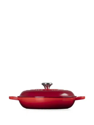Le Creuset 엠보스드 로고 리드 캐서롤 접시 In Red