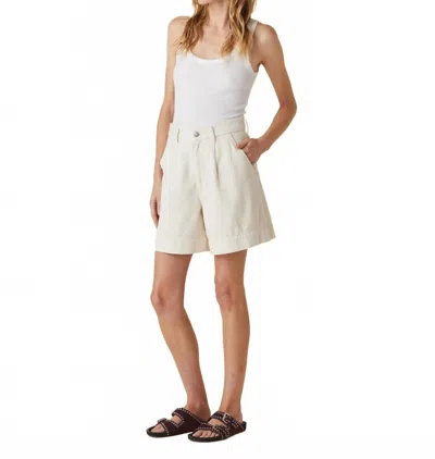 LE JEAN PLEATED TROUSER SHORT IN BEIGE