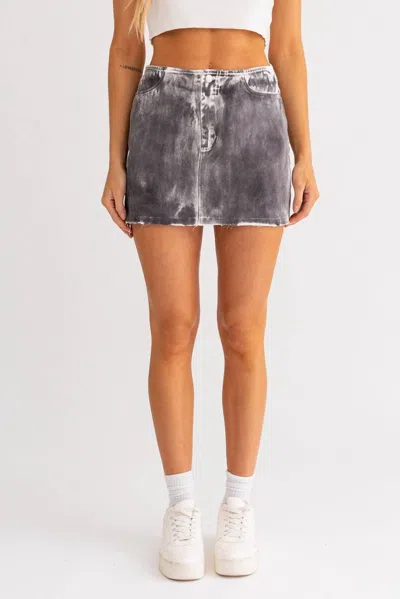 Le Lis Mid Rise Denim Skirt In Vintage Washed In Multi