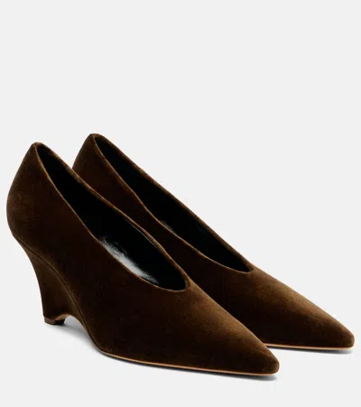 Le Monde Beryl Le Monde Béryl Victoria 70 Velvet Wedges In Brown