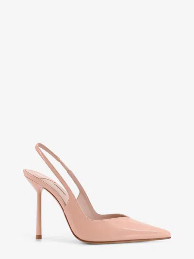 Le Silla Chanel Vivienne Patent Leather Pumps In Beige