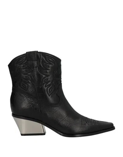 Le Silla Ankle Boots In Black
