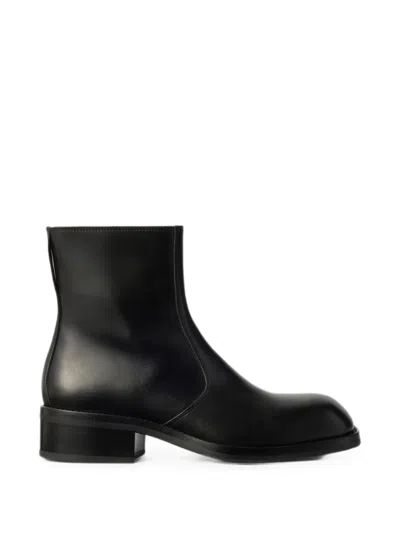 Lemaire Zipped Ankle Boots In Shiny Leather In Black