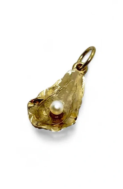 Leslie Paige Oyster Charm In Gold