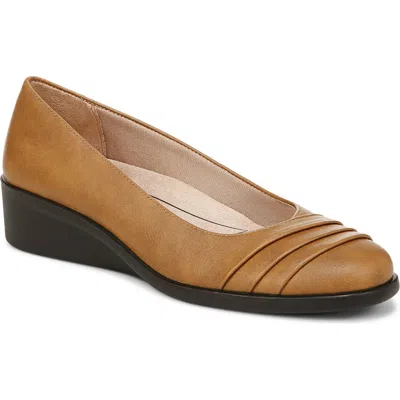 Lifestride Jenna Wedge Pump In Tan Faux Leather