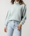 LILLA P OVERSIZED RIBBED TURTLENECK SWEATER IN FROST