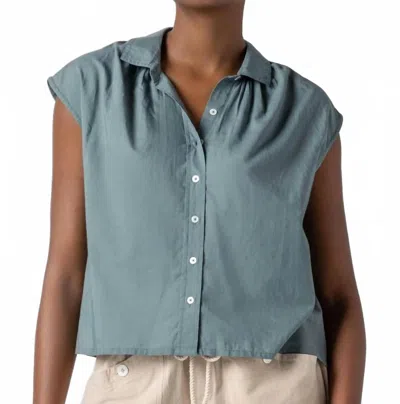 Lilla P Short Sleeve Button Down Shirt In Vine In Green