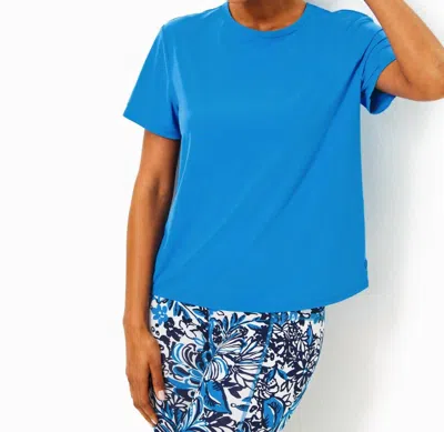 LILLY PULITZER RALLY ACTIVE TEE IN MORELLE BLUE