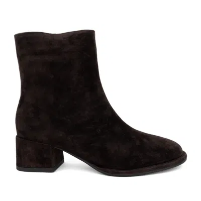 Linda Baumann Brown Suede Smooth Block Heel Boots In Black