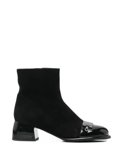 Linda Baumann Logo-plaque Panelled Ankle Boots In Black