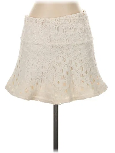 Line & Dot Casual Skirt In White