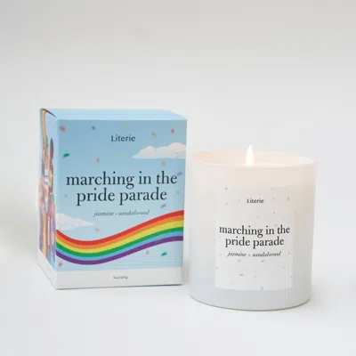 Literie Marching In The Pride Parade