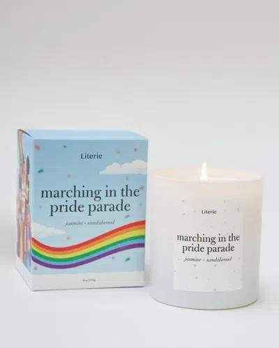 Literie Marching In The Pride Parade