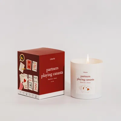 Literie Partners Playing Canasta