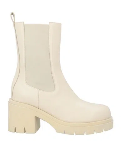 Liviana Conti Woman Ankle Boots Beige Size 7 Leather
