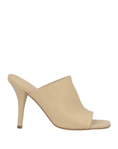 Liviana Conti Woman Sandals Beige Size 8 Leather