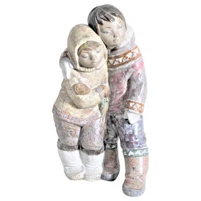 Pre-owned Lladrò Large Lladro Yupik Or Inuit Boy And Girl Affectionately Embracing Figurine In Gray