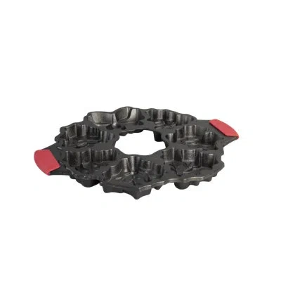 Lodge 7 Cakelet Cast Iron Holiday Wreath Pan W/silicone Grips In Black