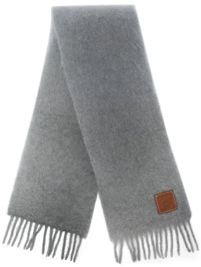 Loewe Womens Light Grey Brand-plaque Fringed Wool-blend Scarf In Gray