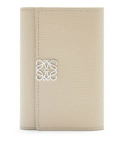 Loewe Anagram Small Vertical Wallet In Hammered Calfskin In Grey