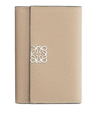 Loewe Anagram Small Vertical Wallet In Hammered Calfskin In Nude & Neutrals