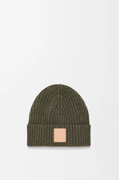 Loewe Logo Ribbed-knit Cashmere Beanie In Green