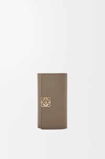 Loewe Étui À Clés Anagram En Cuir Grainé Pour Femme In Brown