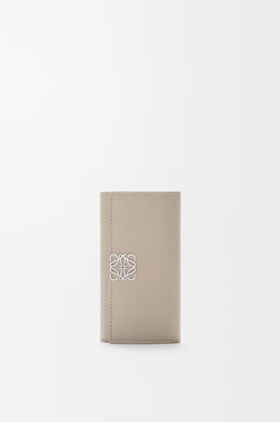 Loewe Étui À Clés Anagram En Cuir Grainé Pour Femme In Brown