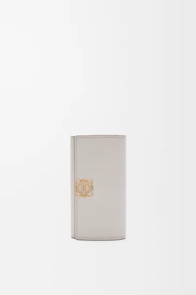 Loewe Étui À Clés Anagram En Cuir Grainé Pour Femme In Gray