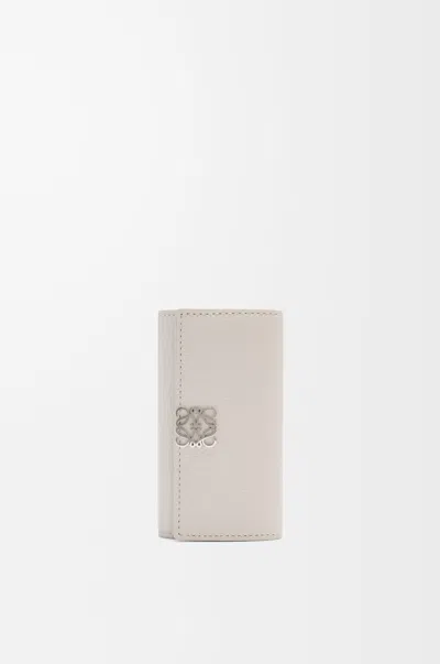 Loewe Étui À Clés Anagram En Cuir Grainé Pour Femme In Neutral