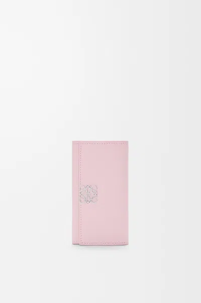 Loewe Étui À Clés Anagram En Cuir Grainé Pour Femme In Pink