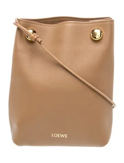 Pre-owned Loewe Leather Pebble Soft Pouch In Smooth Calfskin Leather Small In Neutrals