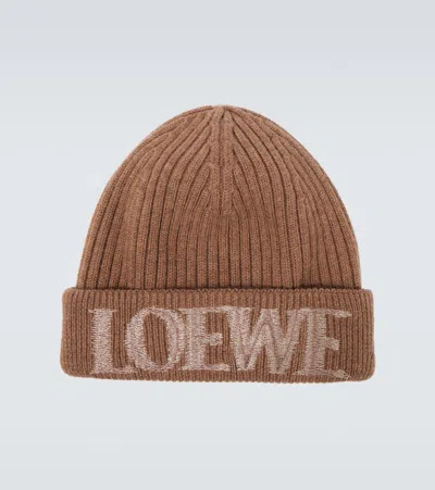 Loewe Logo Ribbed-knit Wool-blend Beanie In Neutrals