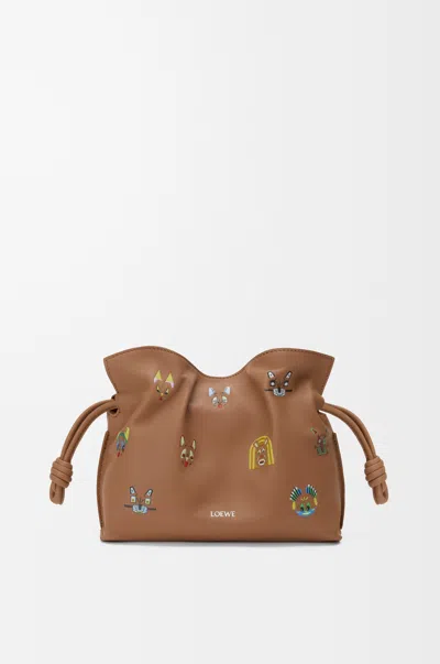 Loewe Mini Flamenco Clutch Cats En Cuir Nappa Pour Femme In Brown