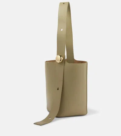 【LOEWE】Pebble Medium Leather Bucket Bag - Green LOEWE Pebble Medium Leather Bucket Bag in Green | endource