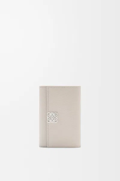 Loewe Petit Portefeuille Vertical Anagram En Cuir Grainé Pour Femme In Blue