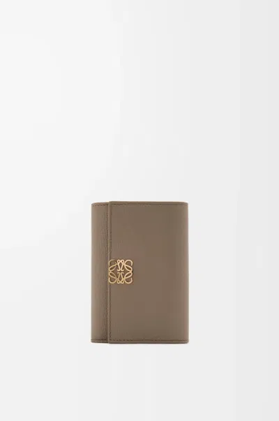 Loewe Petit Portefeuille Vertical Anagram En Cuir Grainé Pour Femme In Brown