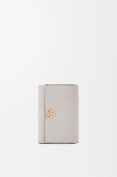 Loewe Petit Portefeuille Vertical Anagram En Cuir Grainé Pour Femme In Neutral