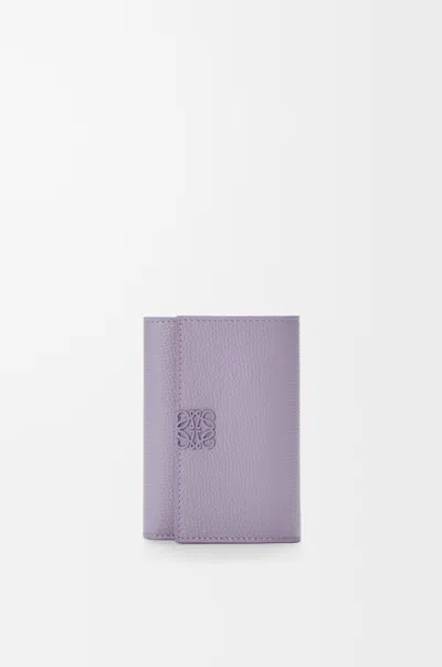Loewe Petit Portefeuille Vertical Anagram En Cuir Grainé Pour Femme In Purple