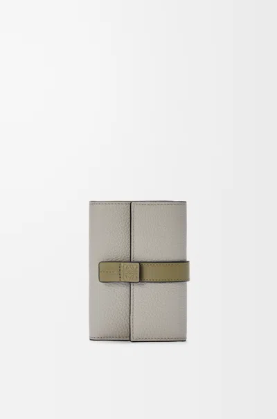 Loewe Petit Portefeuille Vertical En Cuir Grainé Souple Pour Femme In Metallic