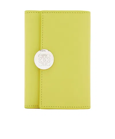 Loewe Petit Portefeuille Vertical Pebble En Cuir De Veau Nappa Brillant In Green