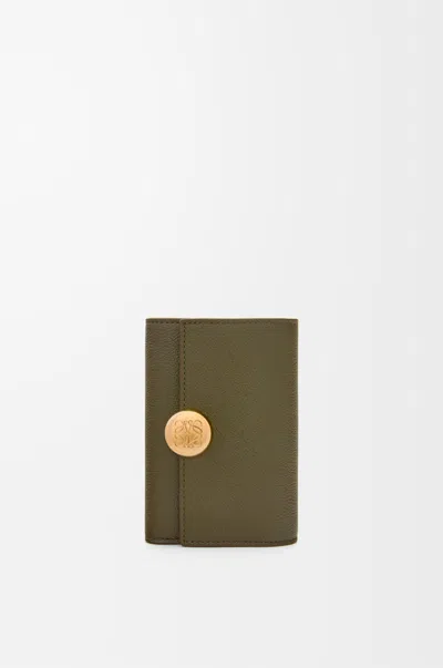 Loewe Petit Portefeuille Vertical Pebble En Cuir Grainé Pour Femme In Green