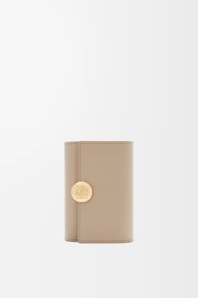 Loewe Petit Portefeuille Vertical Pebble En Cuir Nappa Brillant Pour Femme In Green