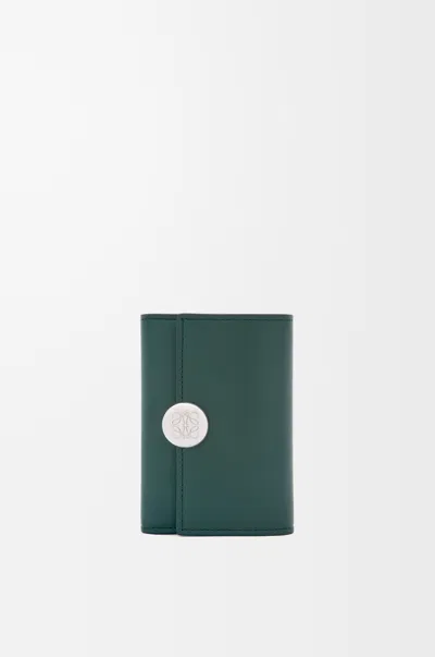 Loewe Petit Portefeuille Vertical Pebble En Cuir Nappa Brillant Pour Femme In Green