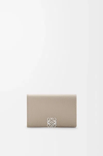 Loewe Porte-cartes De Visite Anagram En Cuir Grainé Pour Femme In Brown